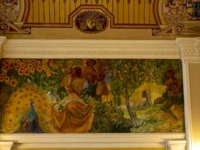 Pavoni, centauri, danzatori e fiori dai tratti fiabeschi cedono poi il posto al cornicione superiore in pieno stile liberty...